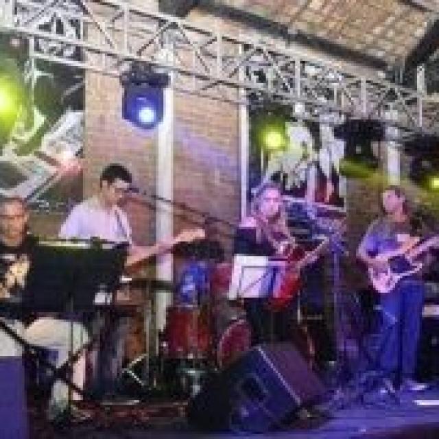 Banda Pulsar canta  Pink Floyd