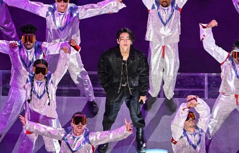 Fãs de kpop comemoram abertura da copa do mundo com integrante do  BTS