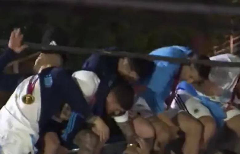 Messi e Di María quase são atingidos por cabo em celebração da Argentina, e Paredes perde boné
