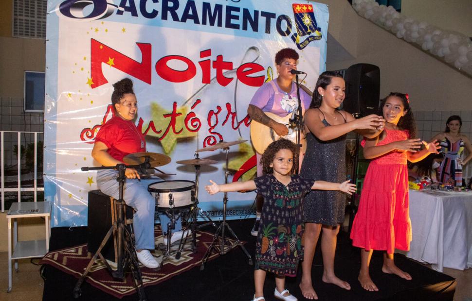 noite-de-autógrofo-colegio-sacramento-2022_0275