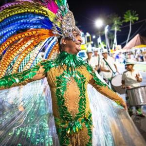 Primeira noite do desfile das escolas de samba encanta público na Ponta Verde