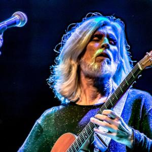 Na véspera do Dia das Mães, Oswaldo Montenegro emociona Maceió com show especial de 50 anos de carreira