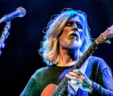 Na véspera do Dia das Mães, Oswaldo Montenegro emociona Maceió com show especial de 50 anos de carreira