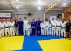 Rodrigo Cunha entrega kimonos e material de treino para integrantes do projeto Samurai Judô Alagoas