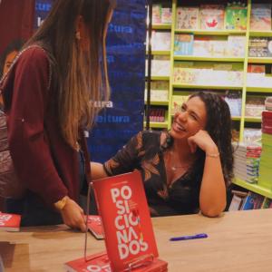 Lançamento de livro de autora cristã reúne público e emociona no Parque Shopping Maceió