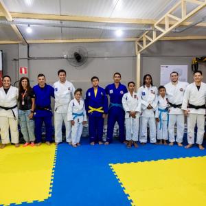 Rodrigo Cunha entrega kimonos e material de treino para integrantes do projeto Samurai Judô Alagoas