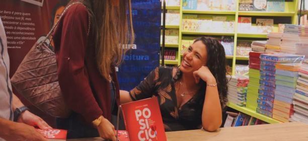 Lançamento de livro de autora cristã reúne público e emociona no Parque Shopping Maceió