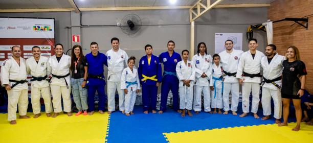Rodrigo Cunha entrega kimonos e material de treino para integrantes do projeto Samurai Judô Alagoas