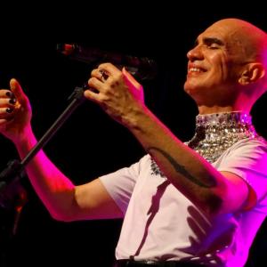 Edson Cordeiro e Elaine Kundera são as atrações de outubro do Seis & Meia