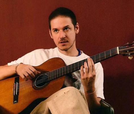 Rubel em Maceió com sua nova turnê “BELEZA. Rubel e Violão”