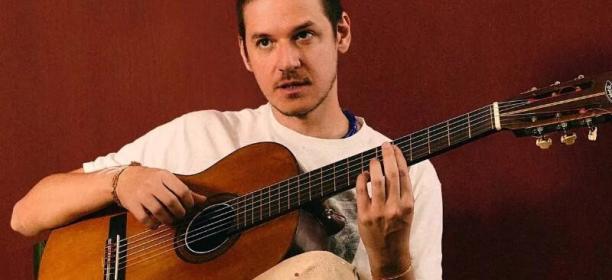 Rubel em Maceió com sua nova turnê “BELEZA. Rubel e Violão”