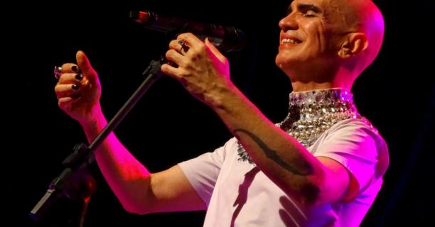 Edson Cordeiro e Elaine Kundera são as atrações de outubro do Seis & Meia