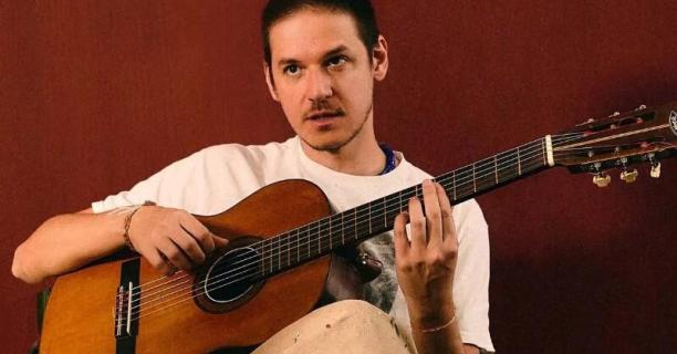Rubel em Maceió com sua nova turnê “BELEZA. Rubel e Violão”