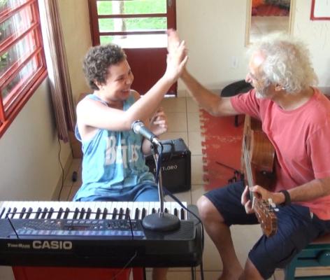 Filme sobre autismo e musicoterapia é exibido neste sábado (01), com a presença do diretor  André Luiz Oliveira