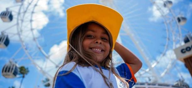 Alegria e encantamento marcam visita de crianças da rede municipal à roda gigante da orla de Pajuçara