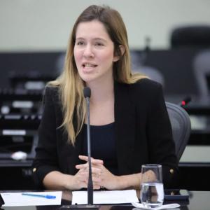 Cibele Moura denuncia ciclo de violência doméstica e defende lei que obriga condomínios a denunciar agressões