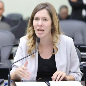 Cibele Moura solicita celeridade em projeto que garante retorno automático para pessoas com TEA e TDAH