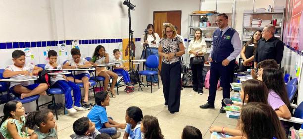 Leonardo Dias visita escola bilíngue em Pilar e destaca impacto do método que será implantado em Maceió