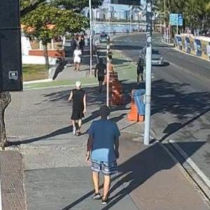 Câmeras de totem da Prefeitura de Maceió registram atropelamento na Ponta Verde