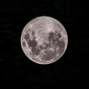 Superlua 'Fria' Encerra o Ano com Brilho Intenso e Expectativa para a Próxima Década