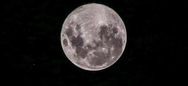 Superlua 'Fria' Encerra o Ano com Brilho Intenso e Expectativa para a Próxima Década