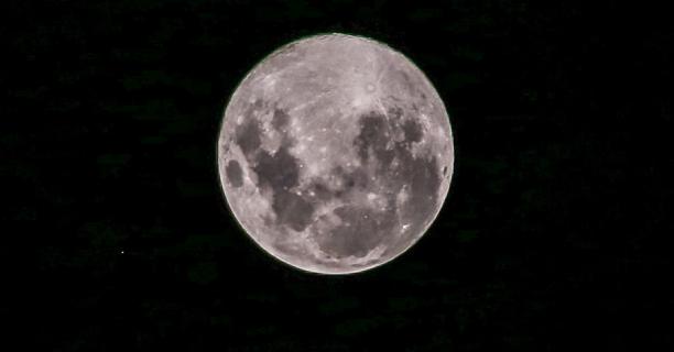 Superlua 'Fria' Encerra o Ano com Brilho Intenso e Expectativa para a Próxima Década