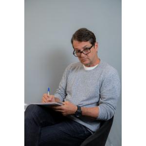 O Ator Marcelo Serrado chega a Maceió com seu show de comédia “Terapia”