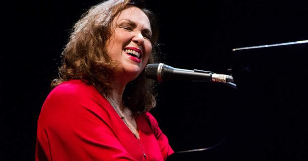 Jane Duboc, Niko Resende e Irina Costa são as atrações de abril do Seis & Meia