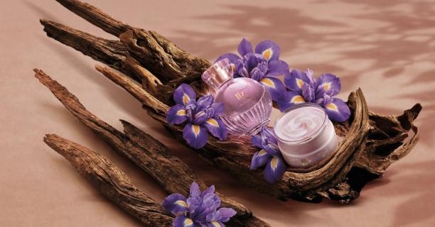 Com ingrediente raro da perfumaria internacional, O Boticário redefine o amadeirado feminino no lançamento de Liz D'Essence