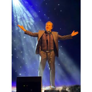 Tom Cavalcante retorna a Maceió com o espetáculo “Tom Tá On”