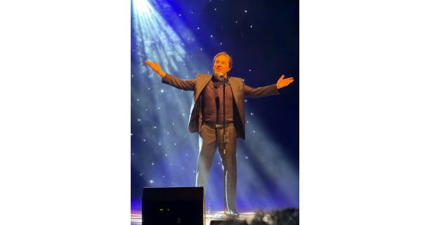 Ele está de volta! Tom Cavalcante chega a Maceió em agosto com “Tom ta on”