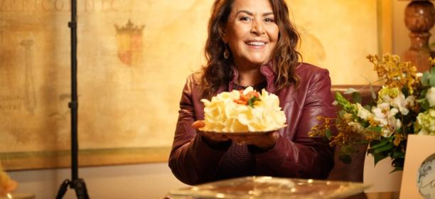 Sodiê Doces celebra 29 anos com bolo inspirado na história da marca e coleção especial de pratos