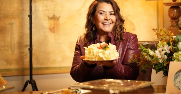 Sodiê Doces celebra 29 anos com bolo inspirado na história da marca e coleção especial de pratos