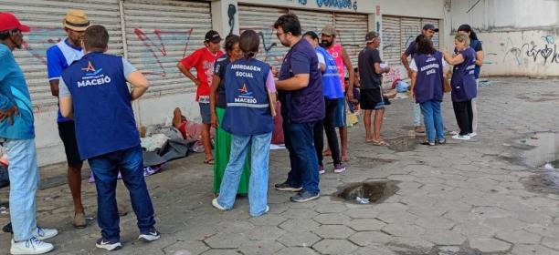 Pessoas que viviam em situação de rua no Centro são realocadas após diálogo com município