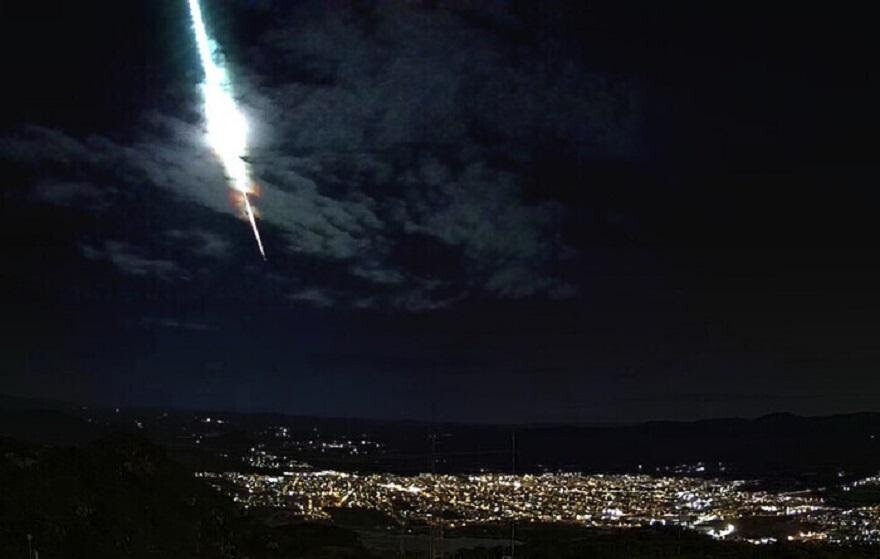 Meteoro é registrado rasgando o céu de Pernambuco