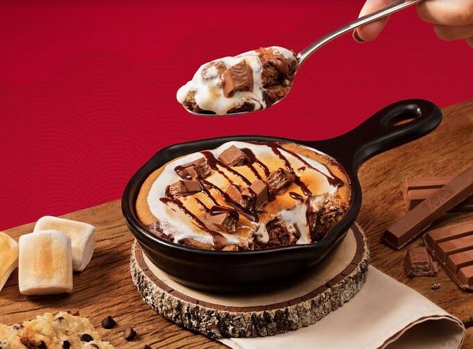 Outback anuncia feat com KitKat para o lançamento de S’mores: combinação de cookie com marshmallow derretido e chocolate