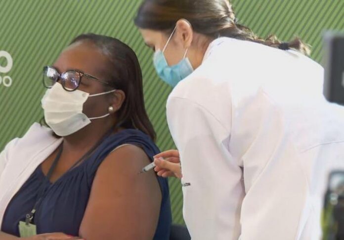 Primeira brasileira vacinada contra Covid é enfermeira de SP