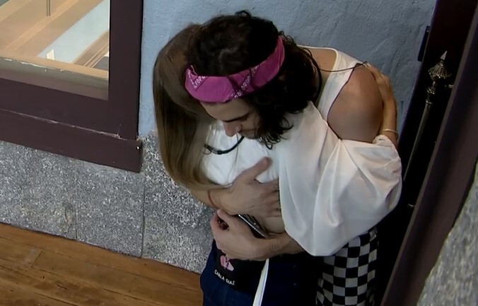 Carla Diaz abraça Fiuk e o agradece por não ter sido indicada ao Paredão do BBB21: ‘Conta comigo’