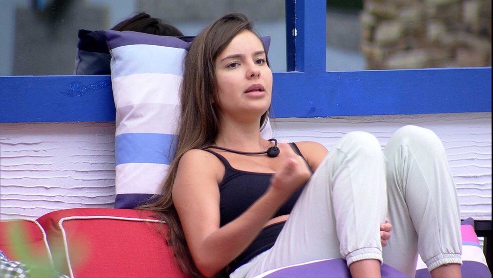 Na varanda do BBB21, Thaís faz declaração sobre Fiuk: ‘Não vou beijar ele mais aqui’