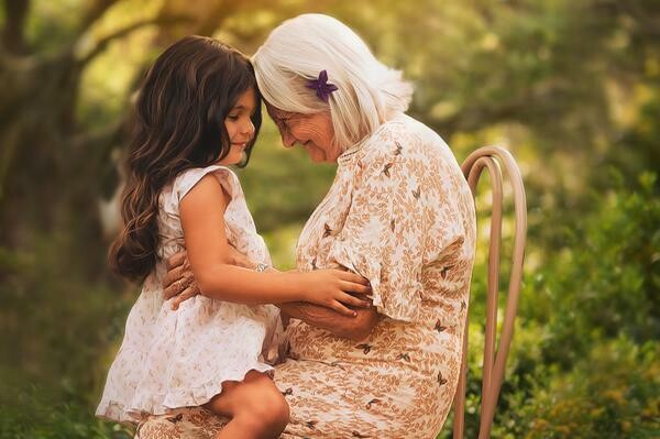 Fotógrafo mineiro faz ensaio com a avó, 84, vestida de princesas da Disney