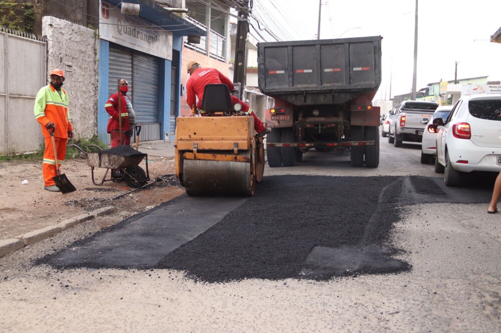 Prefeitura intensifica recuperação da malha viária em 16 bairros com 530 toneladas de asfalto