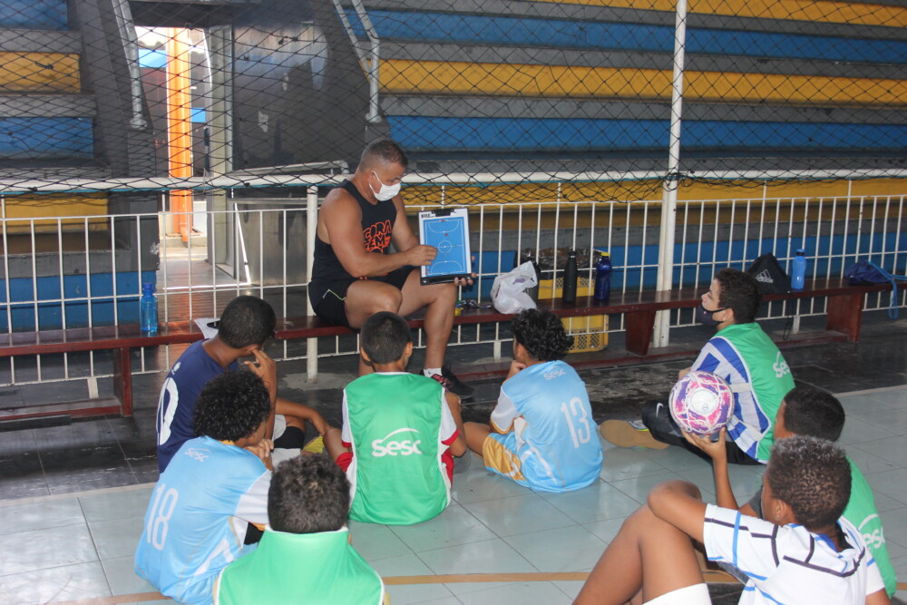 Estudantes recebem aulas gratuitas de futsal em escolinha do Sesc