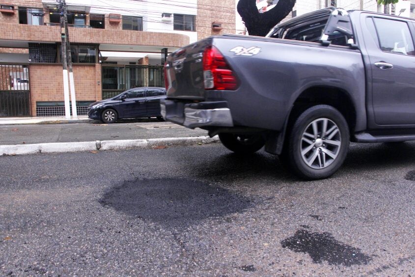 Asfalto frio começa a ser aplicado na operação tapa-buraco em Maceió