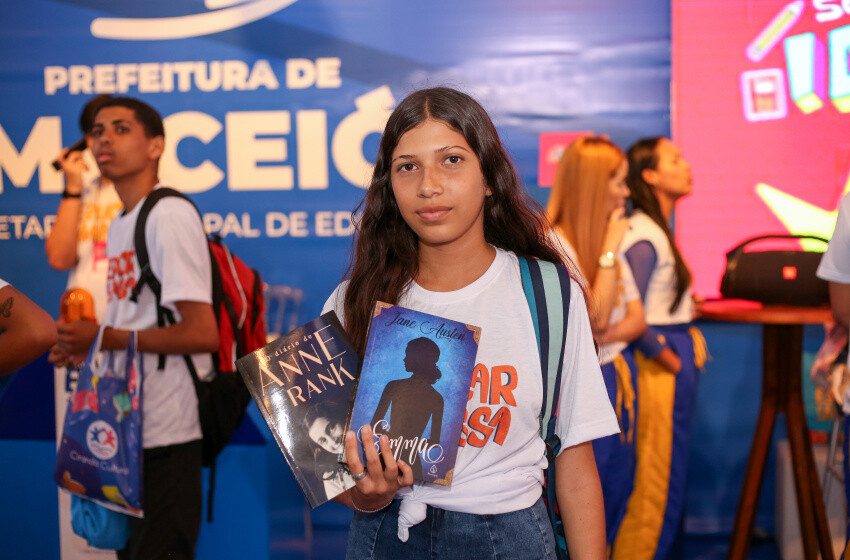 Bienal: vale-livro facilita acesso à leitura para alunos da rede pública de ensino de Maceió