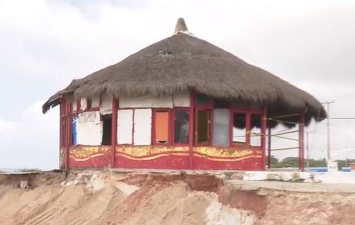 Mais uma barraca é interditada na orla de Maceió devido à erosão da costa