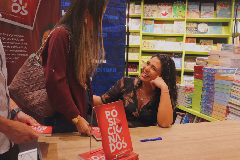 Lançamento de livro de autora cristã reúne público e emociona no Parque Shopping Maceió
