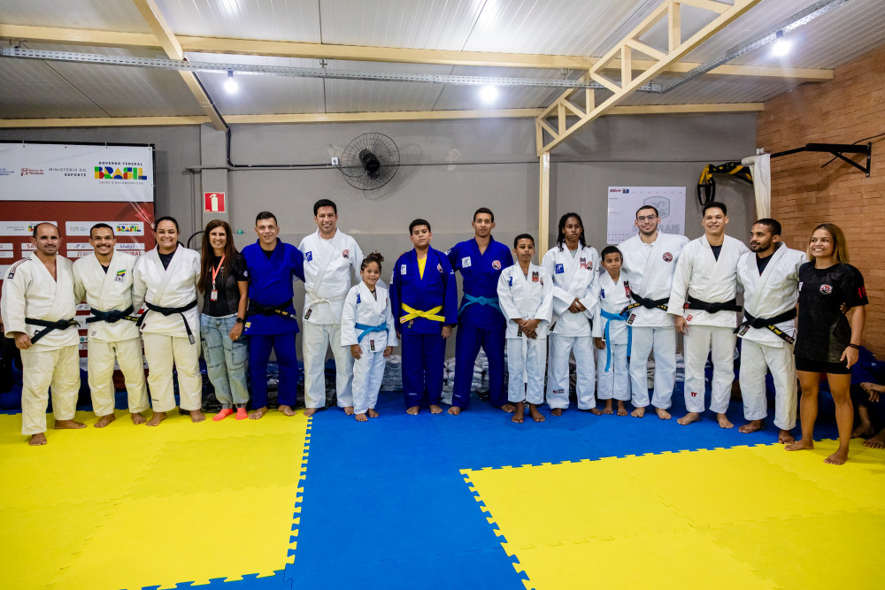 Rodrigo Cunha entrega kimonos e material de treino para integrantes do projeto Samurai Judô Alagoas