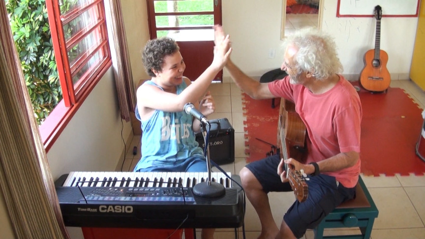 Filme sobre autismo e musicoterapia é exibido neste sábado (01), com a presença do diretor  André Luiz Oliveira