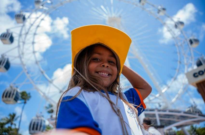 Alegria e encantamento marcam visita de crianças da rede municipal à roda gigante da orla de Pajuçara