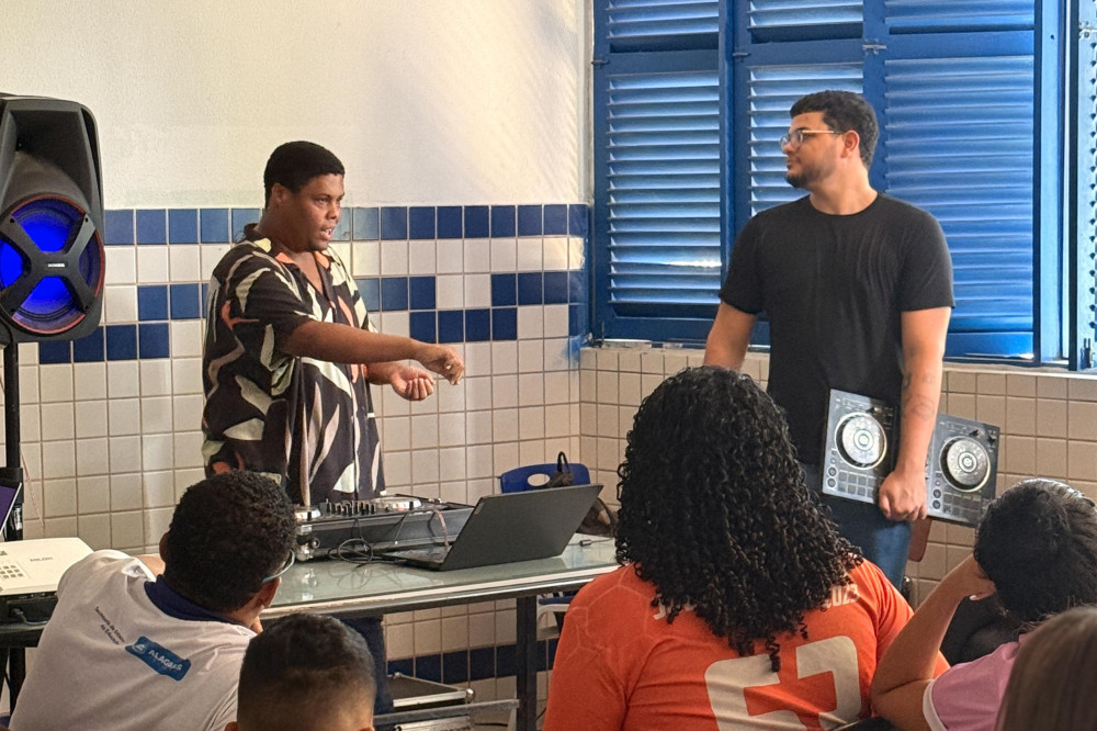 Estagiário da Seduc leva oficina de DJ a escolas estaduais e inspira estudantes pela música